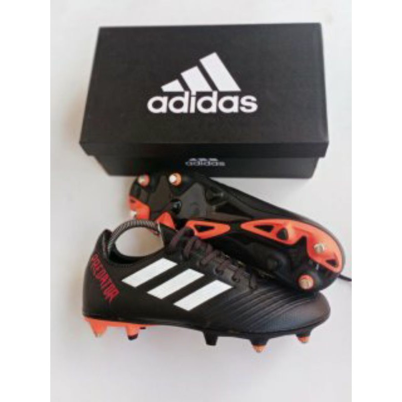 sepatu bola adidas predator.
