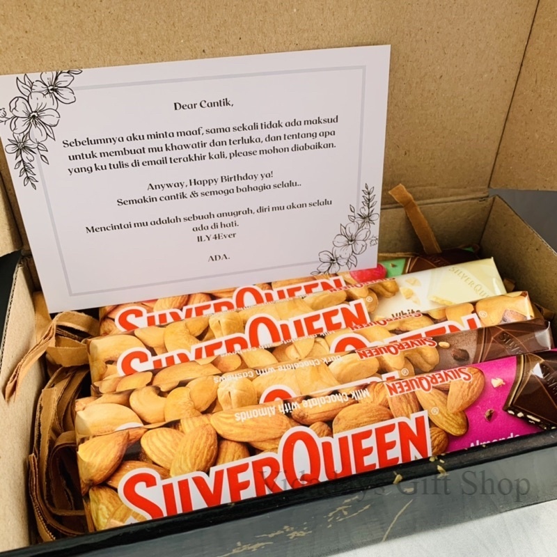 

Hampers Coklat Silver Queen Rasa Random 5 Pcs Rasa Random Untuk Pacar Ultah / Anniv / Valentine