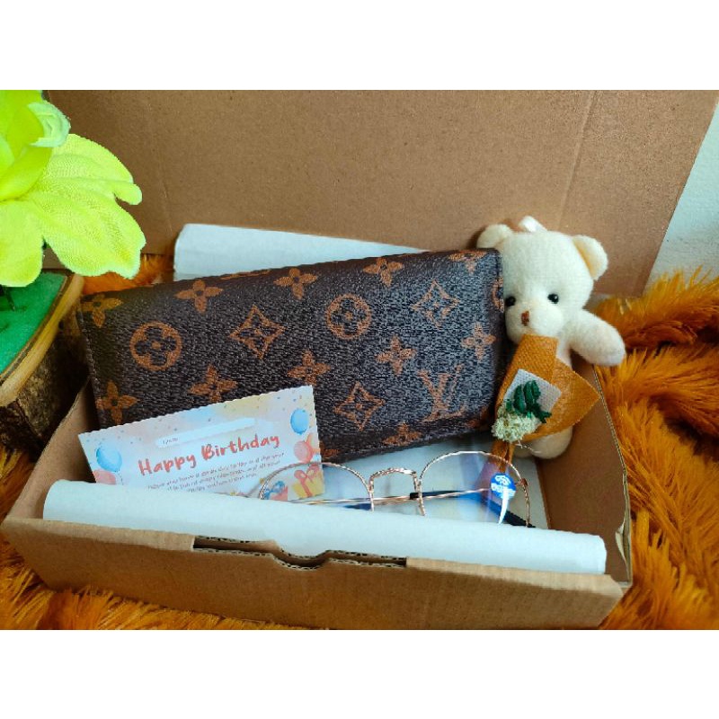 paket hampers kado ulang tahun dompet kipas kacamata murah