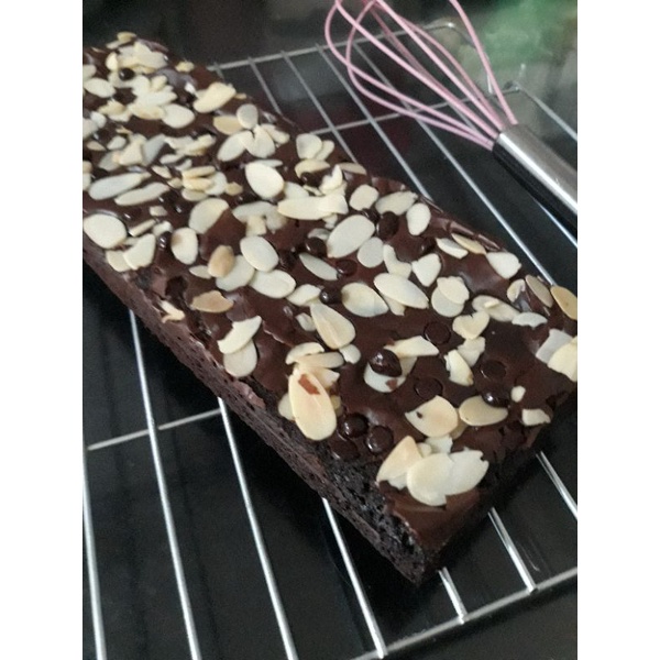 

Brownies Fudgy Topping Almond dan Choco Chips