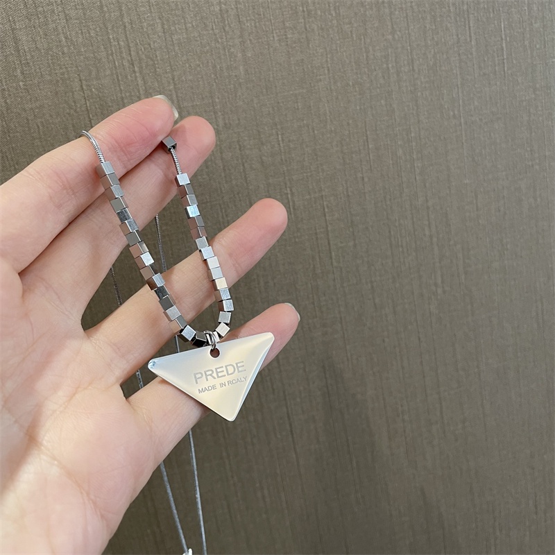 Kalung Rantai Dengan Liontin Segitiga Geometris Untuk Aksesoris