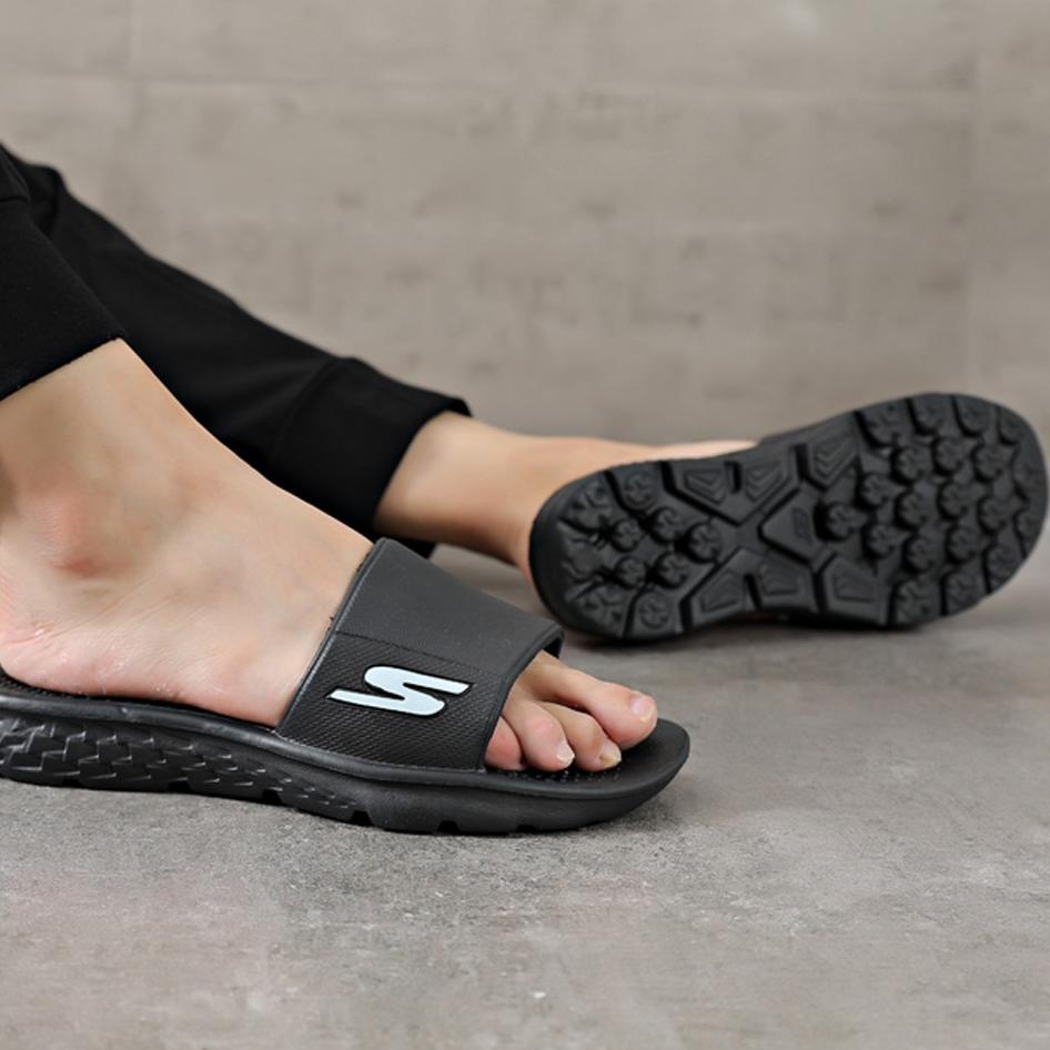 HOT SALES 9324 SKECHERS Sandal kasual pria terbaru sepatu datar olahraga pria sandal anti selip taha