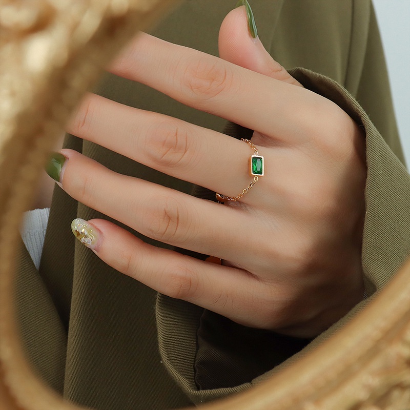 Cincin Rantai Lapis Emas 18k Bahan Titanium Steel Aksen Zirkon Hijau Gaya Retro Korea Selatan Untuk Wanita