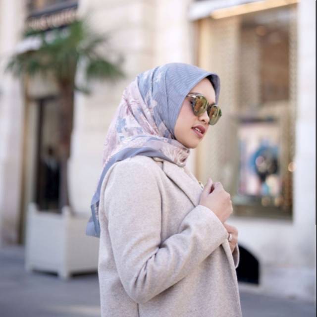 Les Amities Square in Blue Buttonscarves