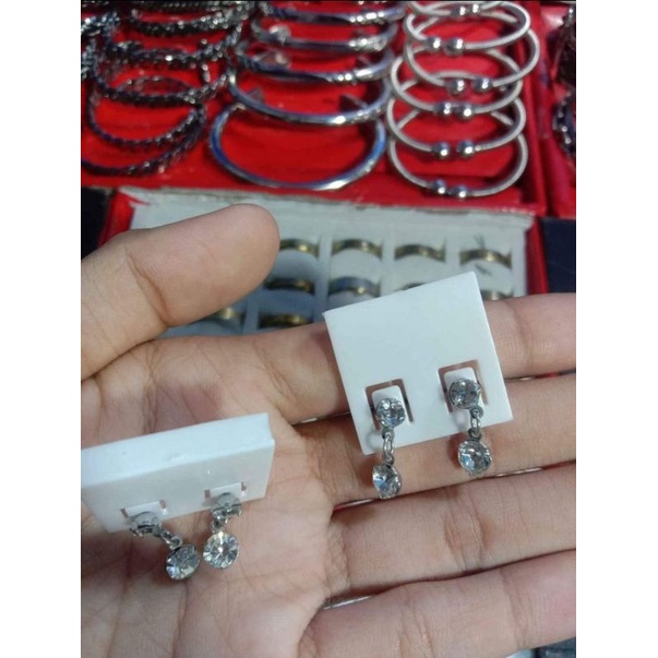 Anting Besi Putih