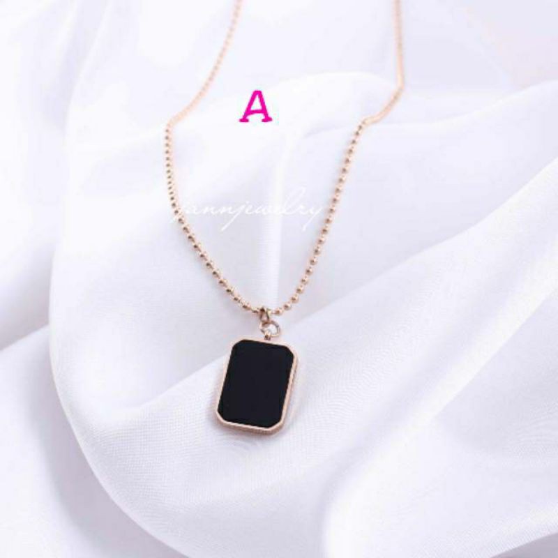 Kalung kotak hitam biji lada titanium asli rosegold