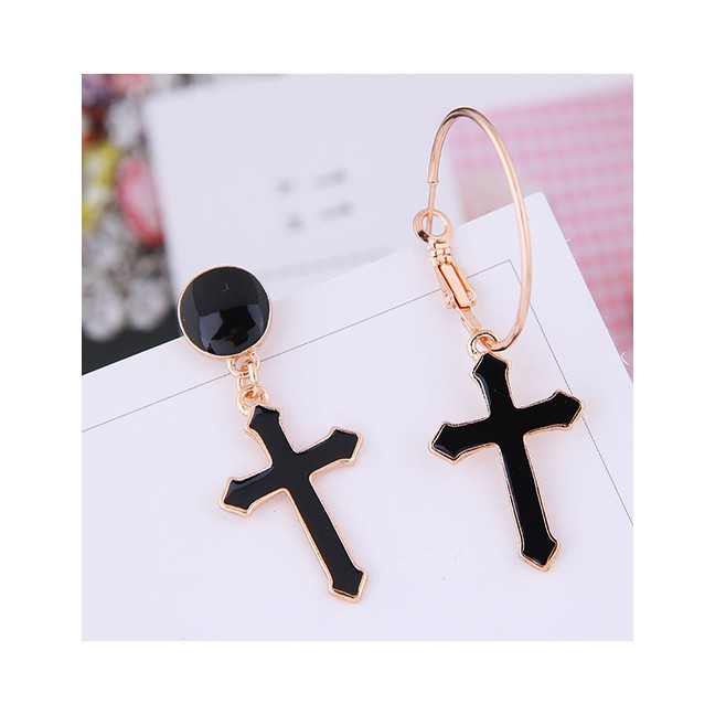 LRC Anting Tusuk Fashion Black Cross Asymmetrical Earrings A57981