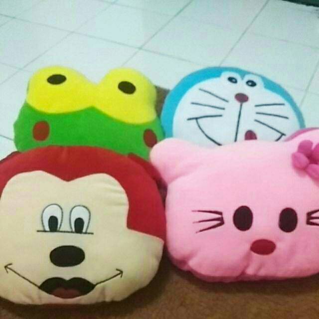 Bantal velboa kepala boneka karakter.