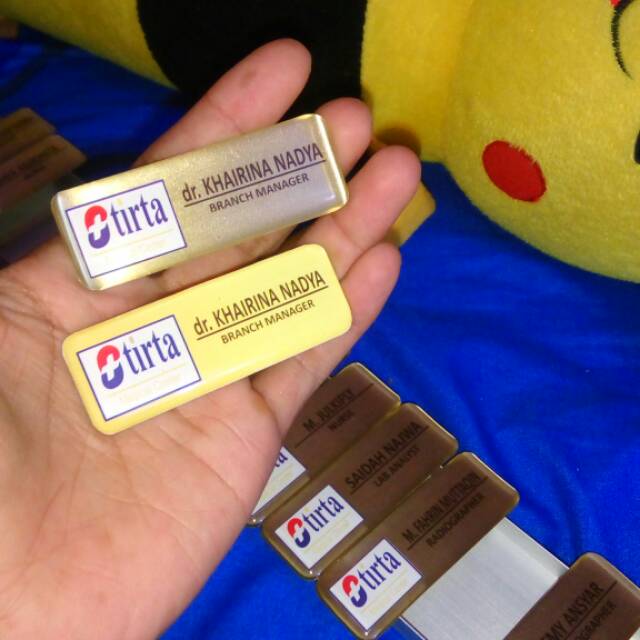 

Nametag, nama dada, putih - gold.