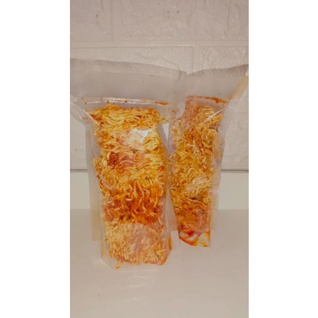 

cemilan mie pedas kering