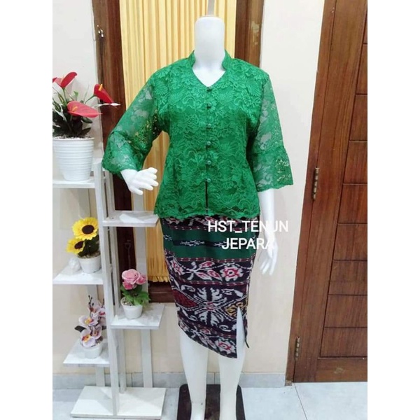 setelan etnik atasan kebaya brokat hijau dan rok pendek
