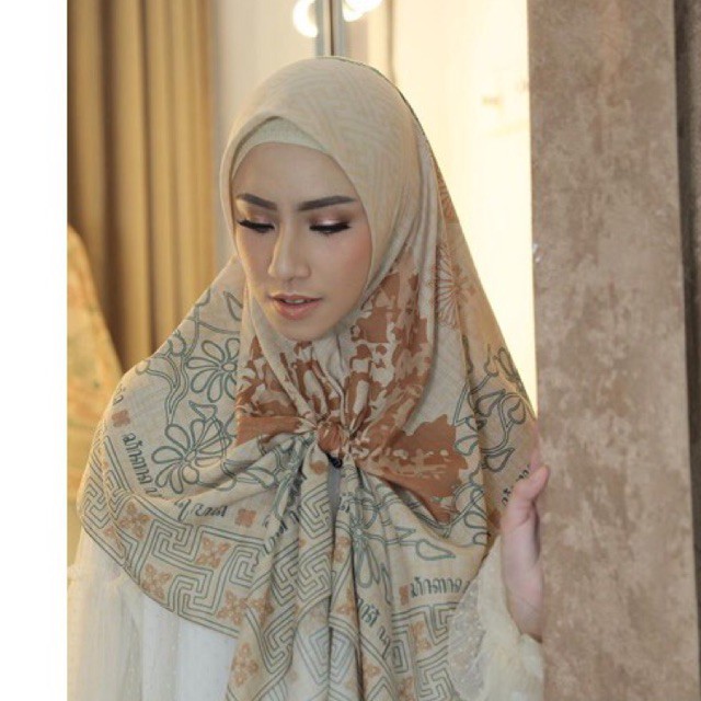 Restu Anggraini Janma scarf