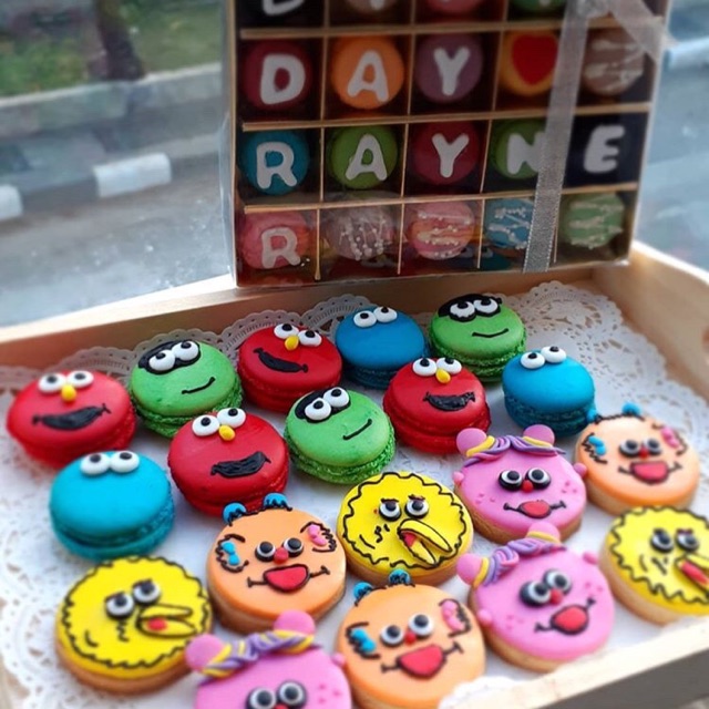 

ELMO & FRIENDS THEME COOKIES AND MACARONS