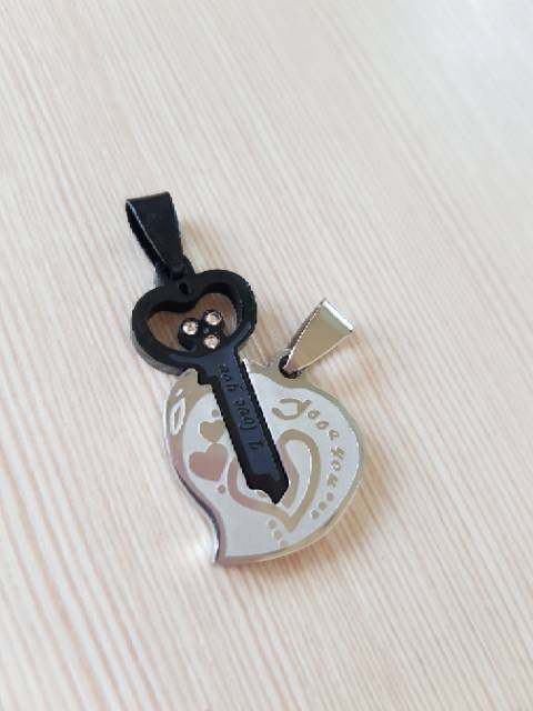 Liontin key love bahan titanium CP17