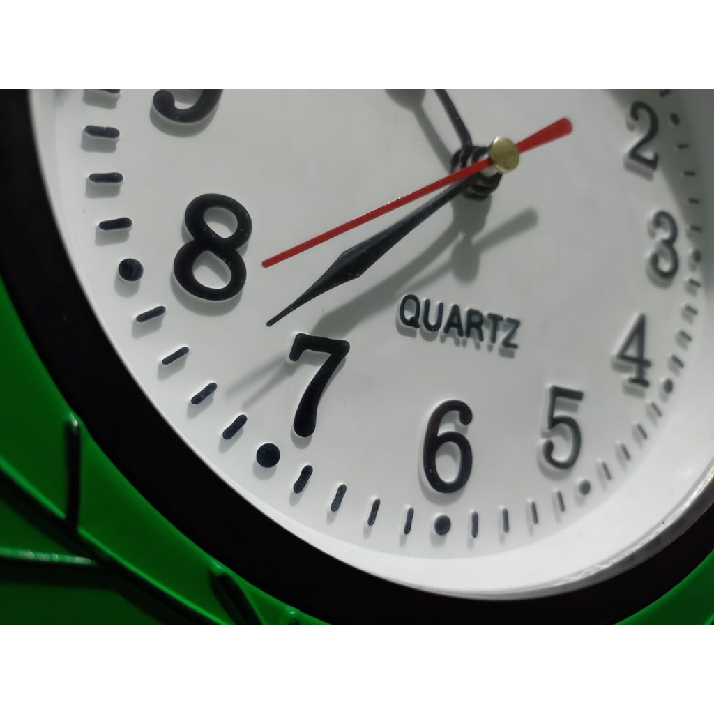 Jam Dinding Unik Minimalis Bentuk Daun Hiasan Dinding Murah Wall Clock ESA 132