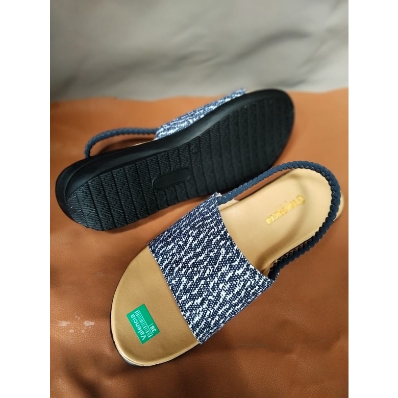 Sandal slip-on tali karet wanita