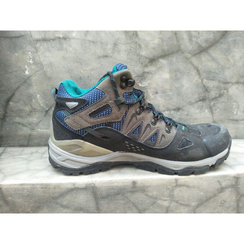 sepatu outdor tnf bekas tapi seperti baru size 43 - 27,5