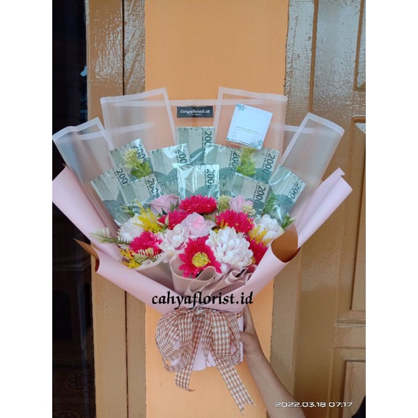 buket bunga + uang asli pecahan 2000 10 lembar/hadiah wisuda/buket wisuda/ bouquet