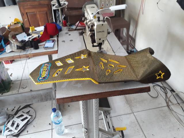 Jok modifikasi slim vixion old body vixion new lubang motif kulit karbon