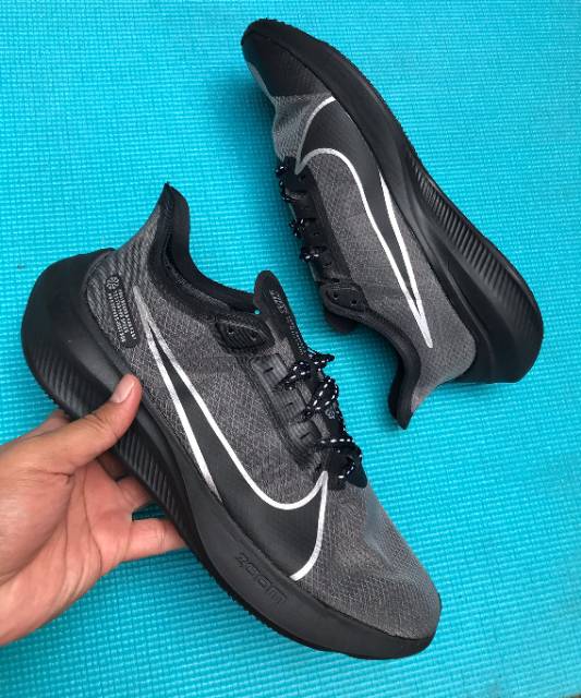 nike zoom gravity triple black
