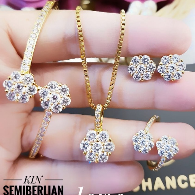 Set perhiasan semi berlian