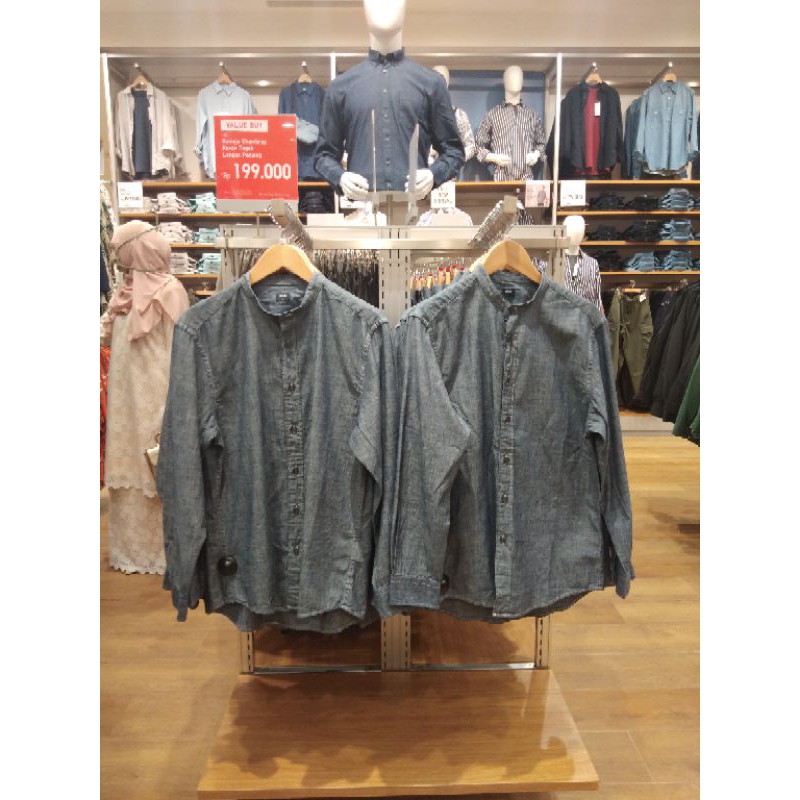 SALE.  UNIQLO MEN, KEMEJA CHAMBRAY KERAH TEGAK LENGAN PANJANG
