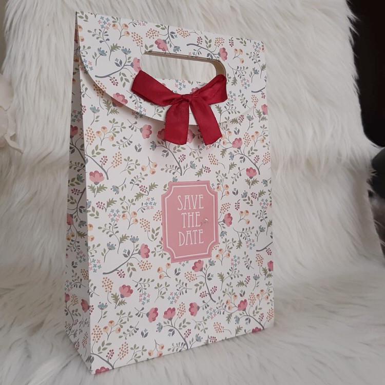 

6.6 MALL Paper bag tebal karakter pita size M (17.5 x 8 x 26.5 cm ) / Paperbag size M !!!