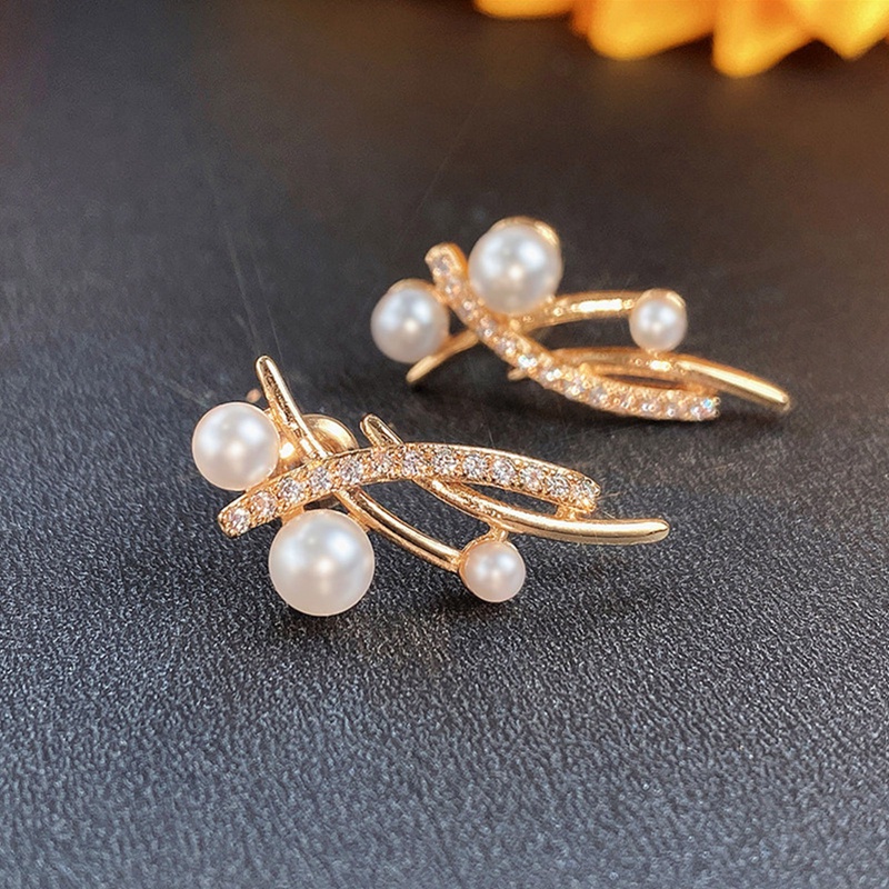 Anting Tindik Desain Garis Silang Aksen Mutiara Warna Emas Untuk Wanita