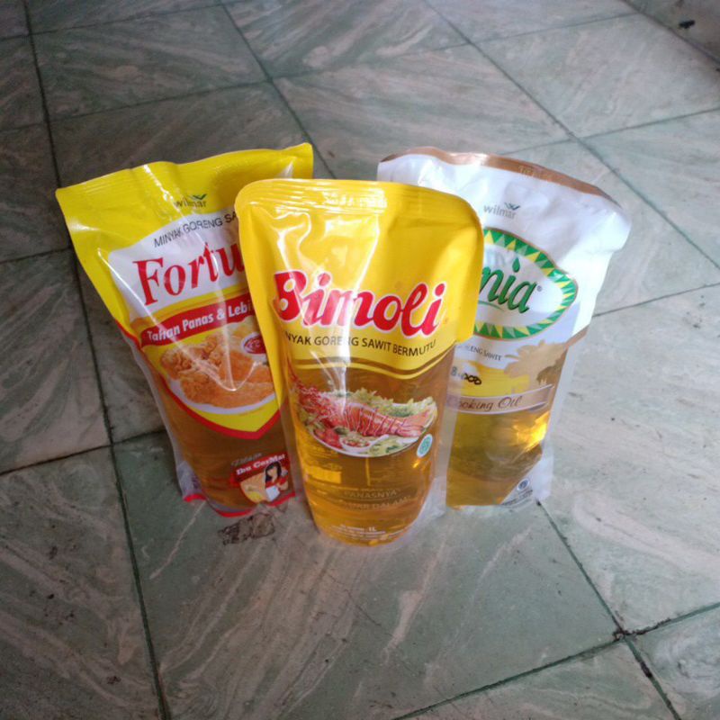 

minyak makan atau minyak goreng refil ukuran 1Liter merek kemasan random