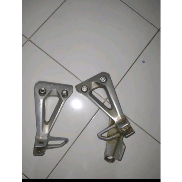 STEP BUSTEP BELAKANG REVO ABSOLUTE HONDA BLADE / ORIGINAL