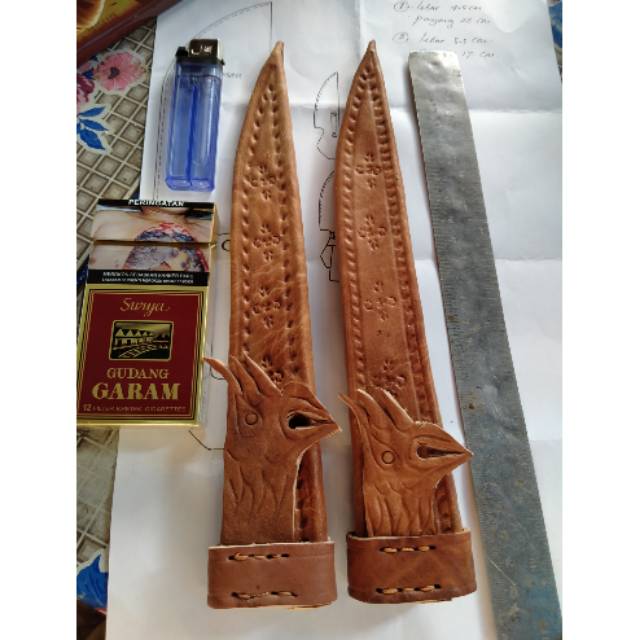 Sarung pisau kulit sapi