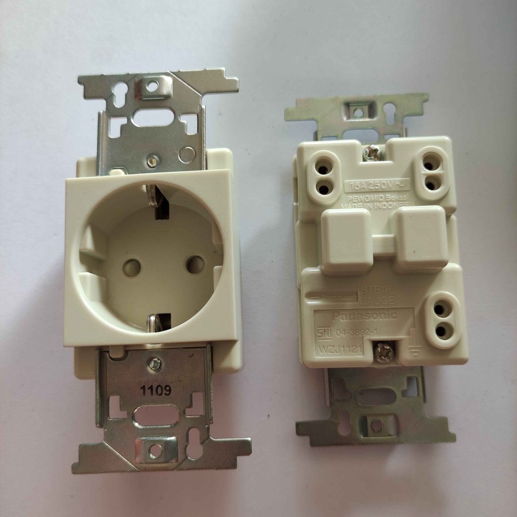 Stop kontak dengan grounding WZJ 1121 WZJ1121 Panasonic