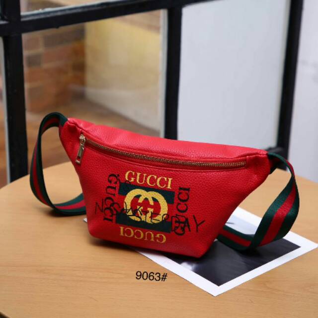 New Arrival GUCCI Waist Bag
GUCCI LOGO Waist Bag Gold HDW