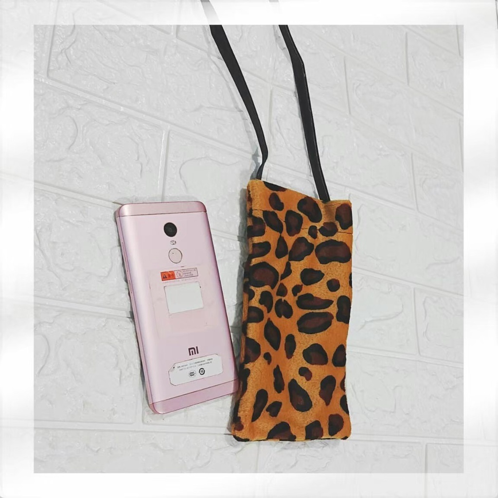 Tas Selempang Mini Bulu Wanita Fashion Sling Bag / Phonecell Bag style Best matrial Bulu / Muat Hp kualtias ok / tas bulu