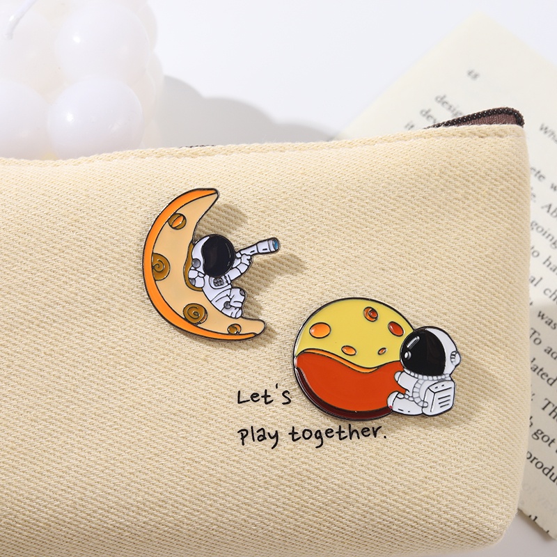 Bros Pin Enamel Bentuk Astronot Luar Angkasa Bulan Untuk Pakaian Wanita