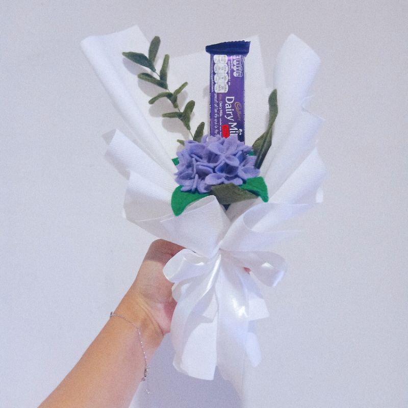 Bouquet Buket Bucket Bunga Felt Flanel Mini + Coklat Hadiah Ulang Tahun Wisuda