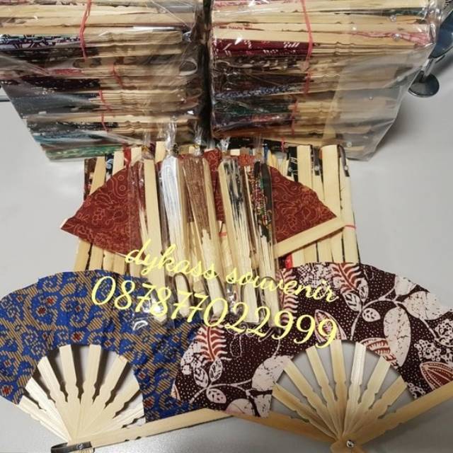 Souvenir pernikahan kipas batik medium + plastik