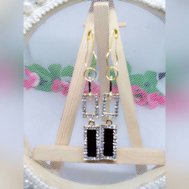 A112 Anting hijab juntai petak black diamond