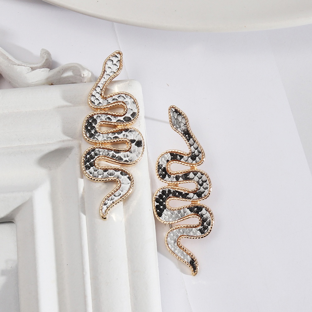 Anting Stud Bentuk Ular Bahan Alloy Gaya Punk Untuk Wanita