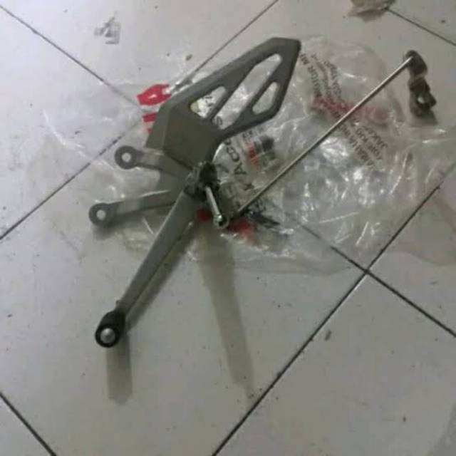 Footstep depan kiri set yamaha R15 VVA V3 original