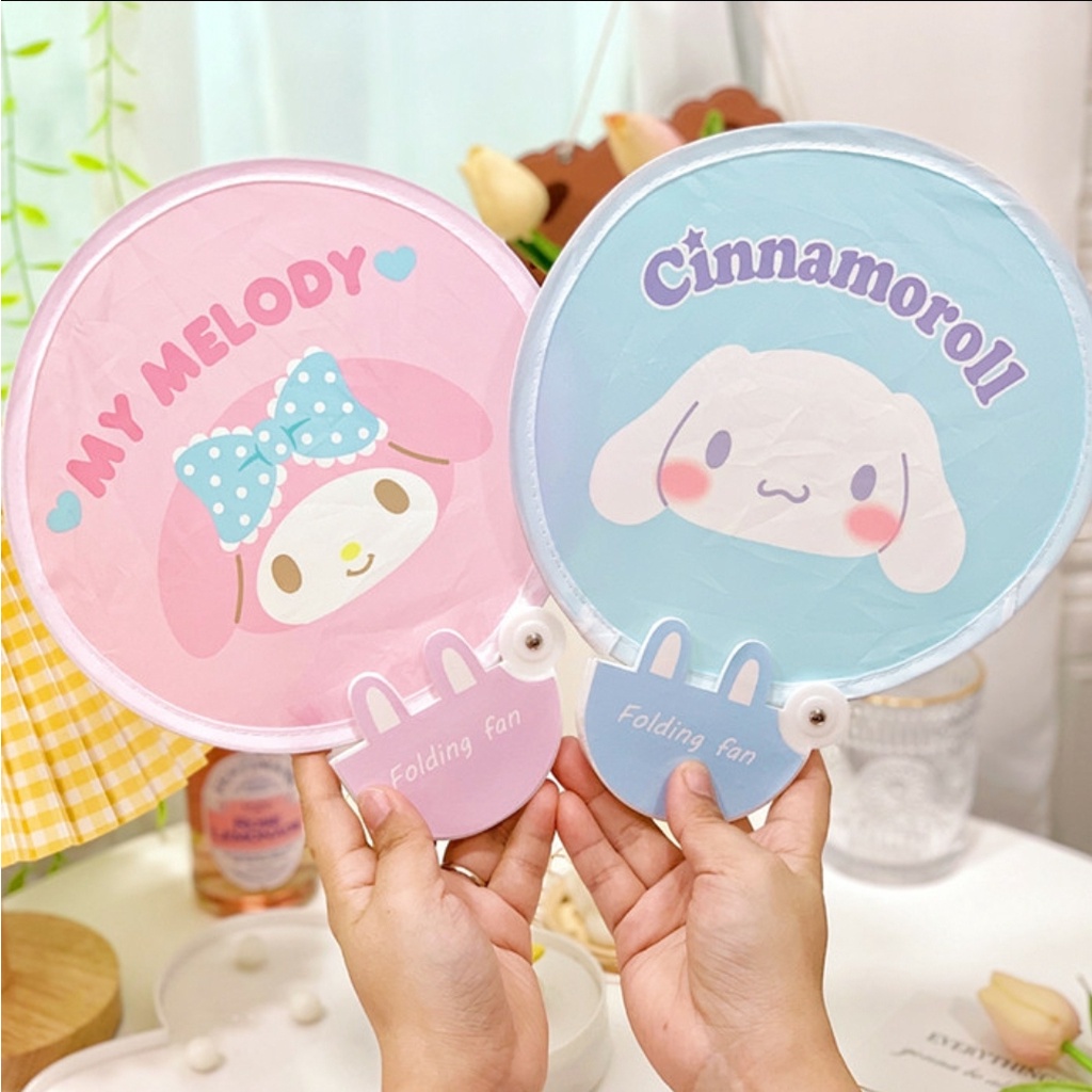 Kipas Tangan Lipat Bulat Motif Sanrio Hello Kitty My Melody Kuromi LTS Pompompurin Cinnamoroll Keroppi Badtzmaru Pochacco Tuxedo Sam HangYoDon Doraemon Snoopy