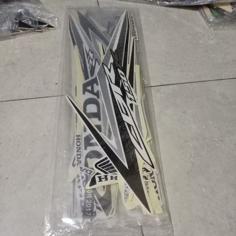 striping stiker les body Honda CBR 150 r 2017 putih