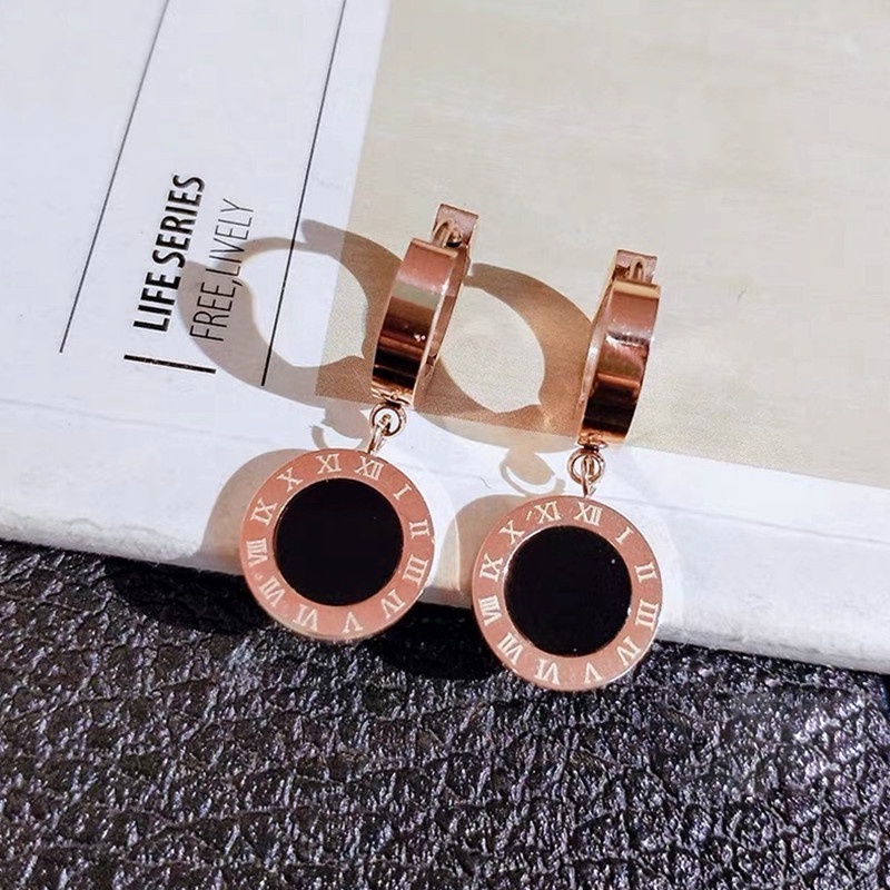 Anting Titanium Wanita Hitam Bulat Angka Romawi Liontin Gesper Telinga Anti Karat Anti Hitam Perhiasan Korea