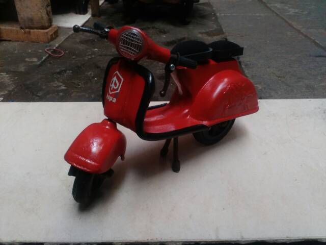 TERMURAH! TERLARIS! Miniatur Motor Vespa Warna Merah Bahan Besi - Souvenir Jogja Candi Prambanan