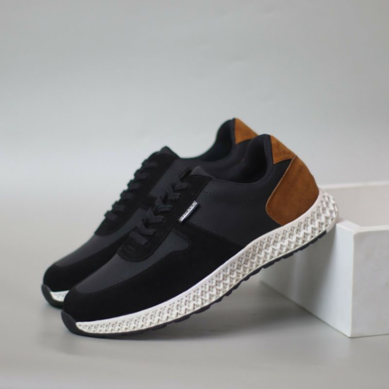 YUCU Sepatu Sneakers Pria Sepatu Pria Casual Kets Sporty Kulit Suede Hitam Kerja Santai Main