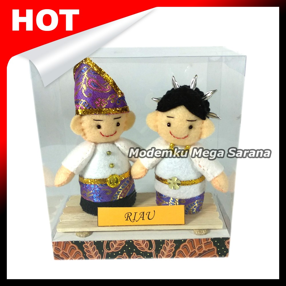 Boneka Pakaian Adat Riau