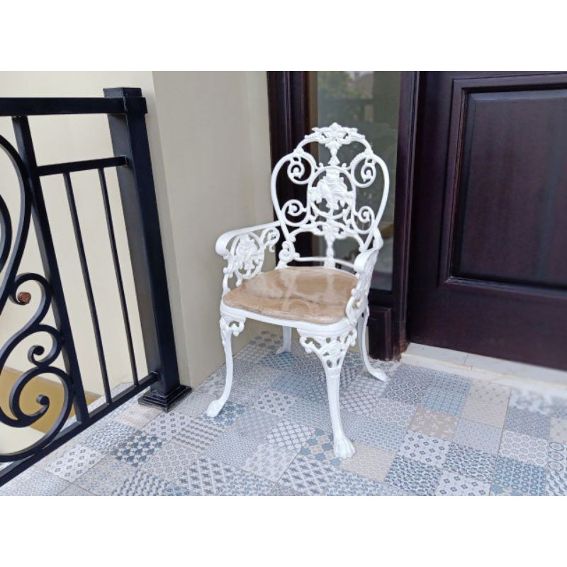 Kursi Teras Besi Ukir Dudukan Batu Onyx
