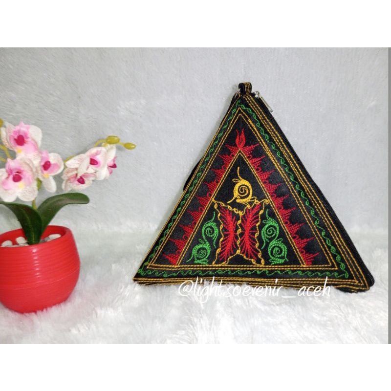 Dompet Segitiga Khas Aceh/Tas Kosmetik Khas Aceh/Soevenir Khas Aceh (ukuran 21- 23 cm)