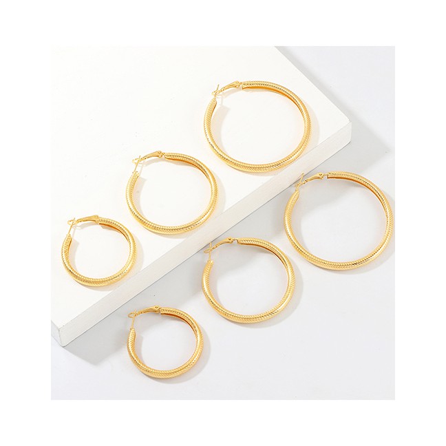 LRC Anting Tusuk Fashion Gold Circle Size C-shaped Earrings D46779