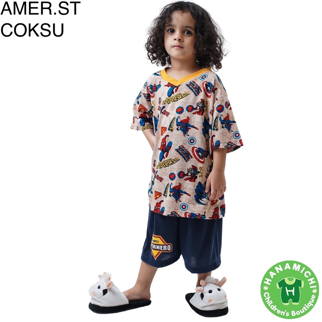 Hanamichi AMER.ST Setelan Anak Lengan Pendek Motif Superhero